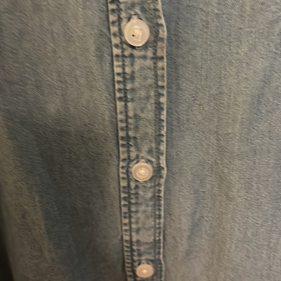 JACHS Girlfriend Lightweight Chambray Button-Up (Women’s Large) - Picture 7 of 8